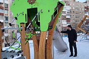 Вице-спикер областной Думы Евгений Никора совместно со специалистами Центра городского развития региона осмотрел новую детскую площадку, разрисованную хулиганами