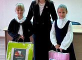 Анна Гришко подарила школьникам Гаджиево наборы канцелярских принадлежностей 
