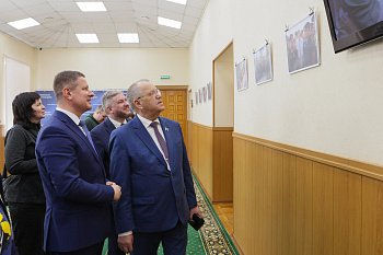В областной Думе открылась фотовыставка к 80-летию Владимира Жириновского