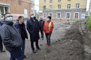 Депутат Г.А. Иванов принял участие в выездном осмотре ремонта дворовой территории дома 11 по улице Шмидта