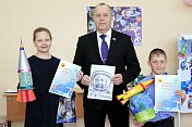 Председатель областной Думы Сергей Дубовой в Видяево наградил участников выставки, приуроченной ко Дню космонавтики