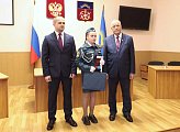 Юным мурманчанам торжественно вручили паспорта в областной Думе