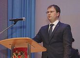 От имени депутатов областной Думы Олег Самарский поздравил нового главу Оленегорска со вступлением в должность