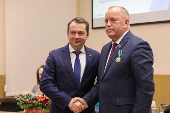 Губернатор Андрей Чибис вручил Орден Дружбы главе регионального парламента Сергею Дубовому