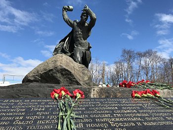Депутаты областной Думы почтили память героев Великой Отечественной войны