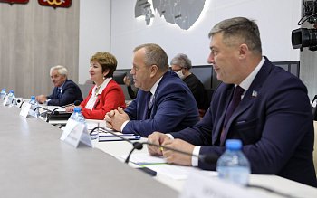 Владимир Мищенко принял участие  во встрече  с делегацией Союза писателей России