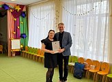 Депутат Александр Викторович Клементьев вручил награды работникам детского сада "Солнышко" в Ковдоре