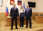 Юным мурманчанам торжественно вручили паспорта в областной Думе