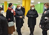 Североморские депутаты проверили доступную среду в строящейся школе