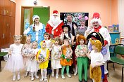 Депутаты Мурманской областной Думы поздравили детей из центра защиты материнства "Колыбель" с наступающим Новым годом