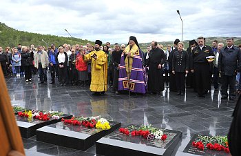 В Мурманске и Видяево почтили память экипажа АПЛ "Курск" и всех моряков, погибших в мирное время