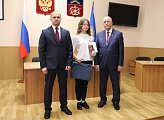 Юным мурманчанам торжественно вручили паспорта в областной Думе