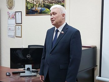 Уважаемые земляки, 25 декабря принял участие в важном событии - передаче уникальной книги о 30-летней истории Мурманского лицея № 1 в фонды библиотеки Государственного архива Мурманской области