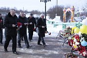 Региональные парламентарии почтили память погибших при пожаре в торговом центре "Зимняя вишня" в Кемерове