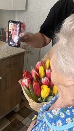 Роман Пономарев поздравил   Пахолову Екатерину Михайловну, участницу Великой Отечественной войны, с Международным женским днём