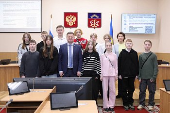 Станислав Гонтарь провел экскурсию по Думе для мурманских школьников 