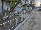 Роман Пономарев : ограждения в палисадниках дома №4 по улице Самойловой заменены на новые благодаря проекту "Инициативы двора"