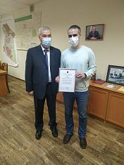 В Апатитах Василий Омельчук вручил благодарственное письмо областной Думы