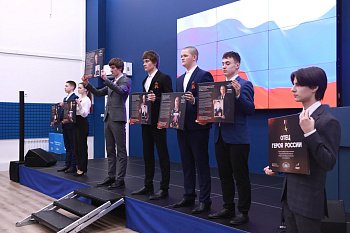 Фотовыставка "Отец Героя" открылась в Мурманском строительном колледже им. Н.Е. Момота