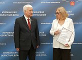Стало хорошей традицией в здании Мурманской областной Думы вручать награды наиболее отличившимся мурманчанам