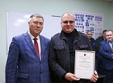Первый вице-спикер областной Думы Владимир Мищенко поздравил с наступающим профессиональным праздником коллектив автобазы 