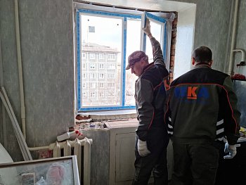 Мурманчанке-инвалиду партийцы помогли заменить окна в квартире