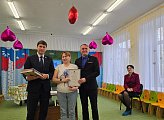 Депутат Мурманской областной Думы Александр Клементьев поздравил работников детских садов "Солнышко" и "Теремок" в Ковдоре