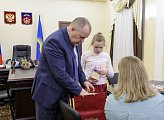 Глава регионального парламента Сергей Дубовой  в рамках акции «Новогоднее чудо» исполнил желания юных северян