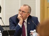 Спикер регионального парламента Думы Сергей Дубовой выразил благодарность губернатору и правительству Мурманской области за эффективную совместную работу