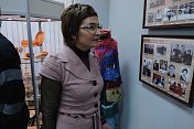 Председатель профильного комитета областной Думы Лариса Круглова поприветствовала гостей выставки, посвященной саамскому селу Варзино