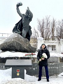 Роман Пономарев возложил цветы к памятнику Герою Советского Союза Анатолию Бредову