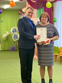 Депутат Мурманской областной Думы Александр Викторович Клементьев вручил благодарственные письма работникам дошкольных организаций