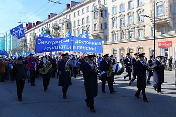 Региональные парламентарии приняли участие в праздничных первомайских шествиях и митингах