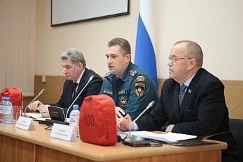 На площадке регионального парламента обсудили правоприменительную практику ГУ МЧС России по Мурманской области
