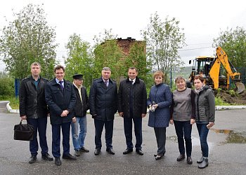 Владимир Мищенко проверил ход строительства стадиона в Минькино