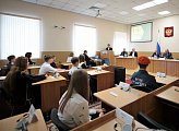 Юным мурманчанам торжественно вручили паспорта в областной Думе