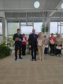 Депутат Мурманской областной Думы Александр Клементьев поздравил работников ковдорского детского сада "Сказка"