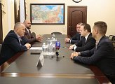 В Думе состоялась рабочая встреча главы регионального парламента Сергея Дубового с заместителем Председателя Государственной Думы ФС РФ Владиславом Даванковым