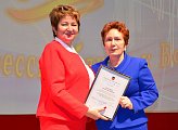 Вице-спикер Думы Наталия Ведищева поздравила с 70-летием коллектив Оленегорской больницы 