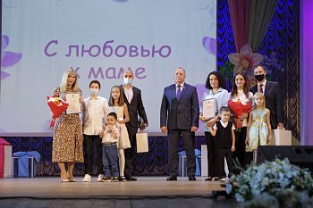 Глава регионального парламента Сергей Дубовой  поздравил северянок с Днем матери