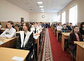 Юным мурманчанам торжественно вручили паспорта в областной Думе