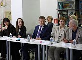 Поддержку семей с детьми в Мурманской области обсудили участники круглого стола