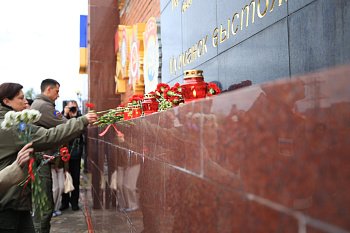 Акция «Свеча памяти» прошла в Мурманске в День памяти и скорби