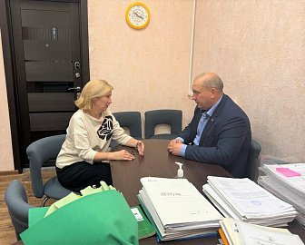 Александр Богович провёл рабочую встречу с начальником Отдела опеки и попечительства Администрации города Оленегорска Аллой Бессмертной.