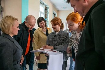 Роман Пономарев проверил ход капремонта в школе № 36 на Комсомольской, 13