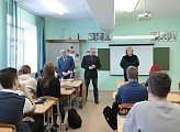 Сергей Дубовой провел урок обществознания в школе Заозерска