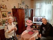 Роман Пономарев навестил ветерана труда Нину Аверьяновну Максаеву, которой исполнилось 96 лет